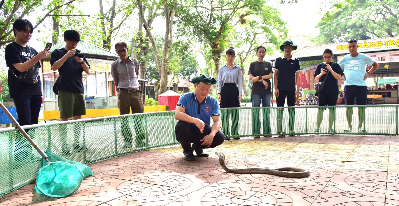 Trò chuyện cùng những “bảo mẫu” ở Trại rắn lớn nhất miền Tây