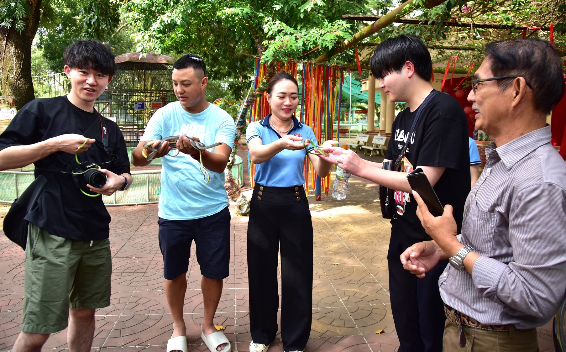 Trò chuyện cùng những “bảo mẫu” ở Trại rắn lớn nhất miền Tây