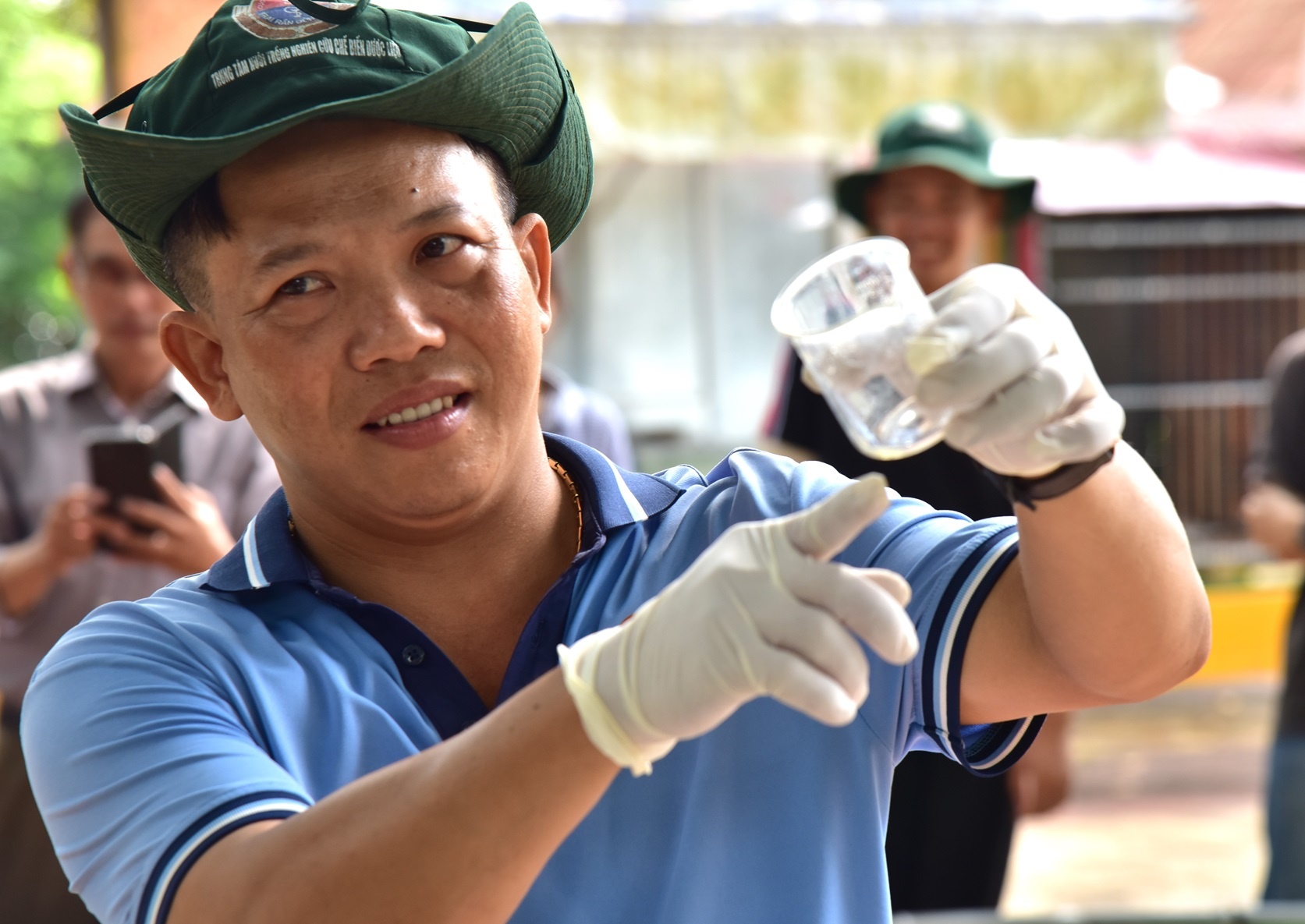 Trò chuyện cùng những “bảo mẫu” ở Trại rắn lớn nhất miền Tây