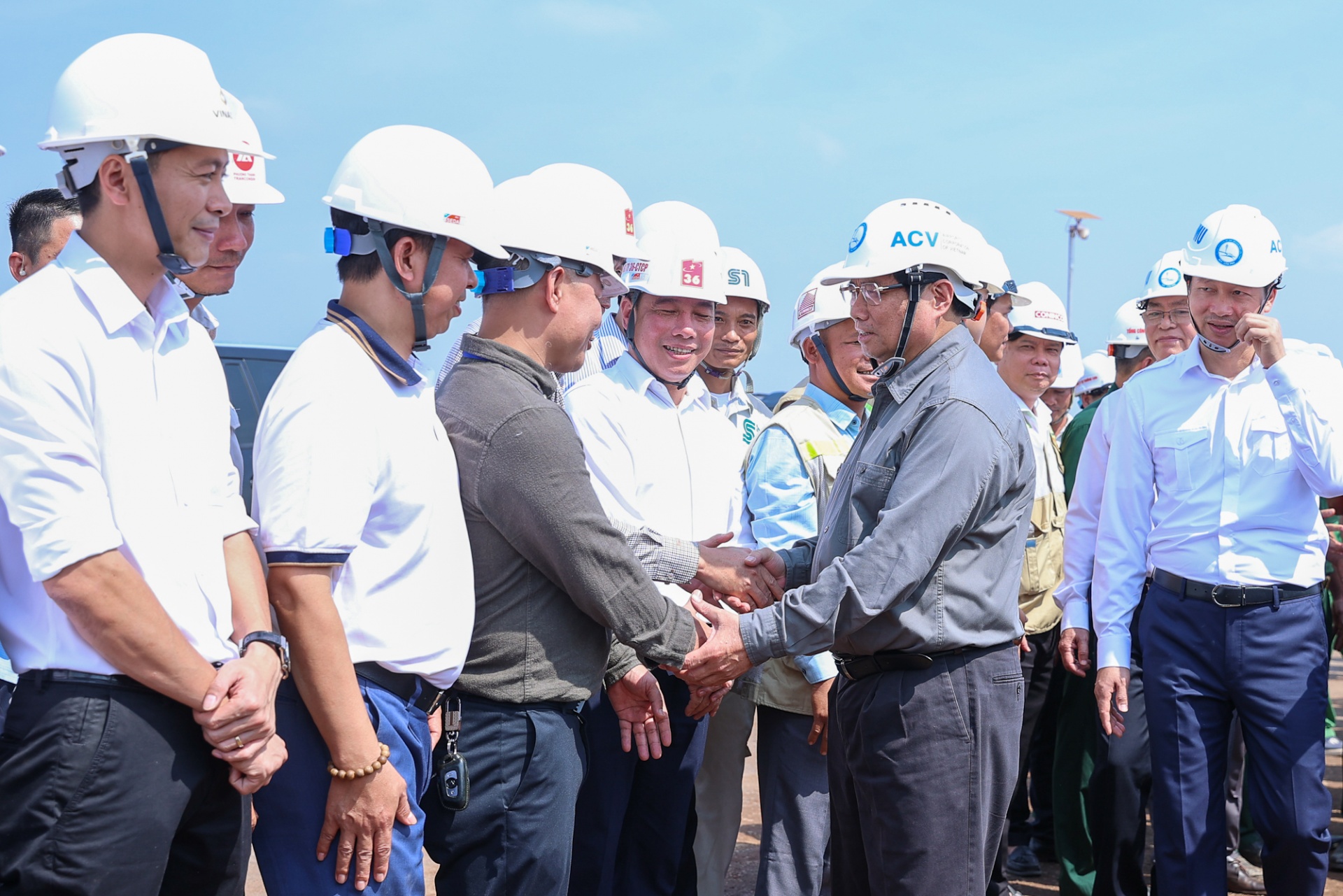   Thủ tướng trò chuyện, động viên cán bộ, người lao động đang thi công trên công trường - Ảnh: VGP