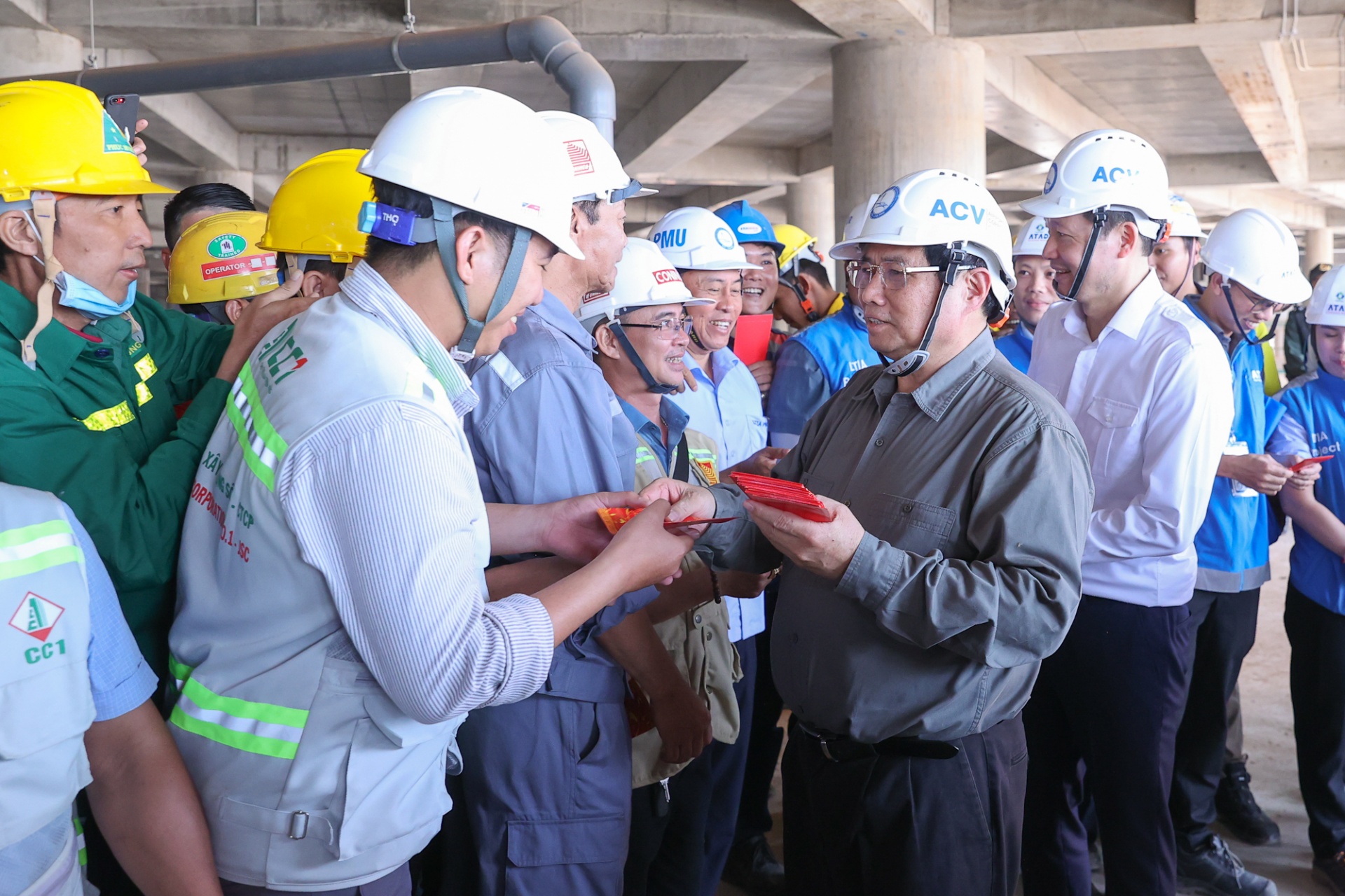   Thủ tướng tặng quà, mừng tuổi cán bộ, người lao động đang thi công trên công trường - Ảnh: VGP/Nhật Bắc