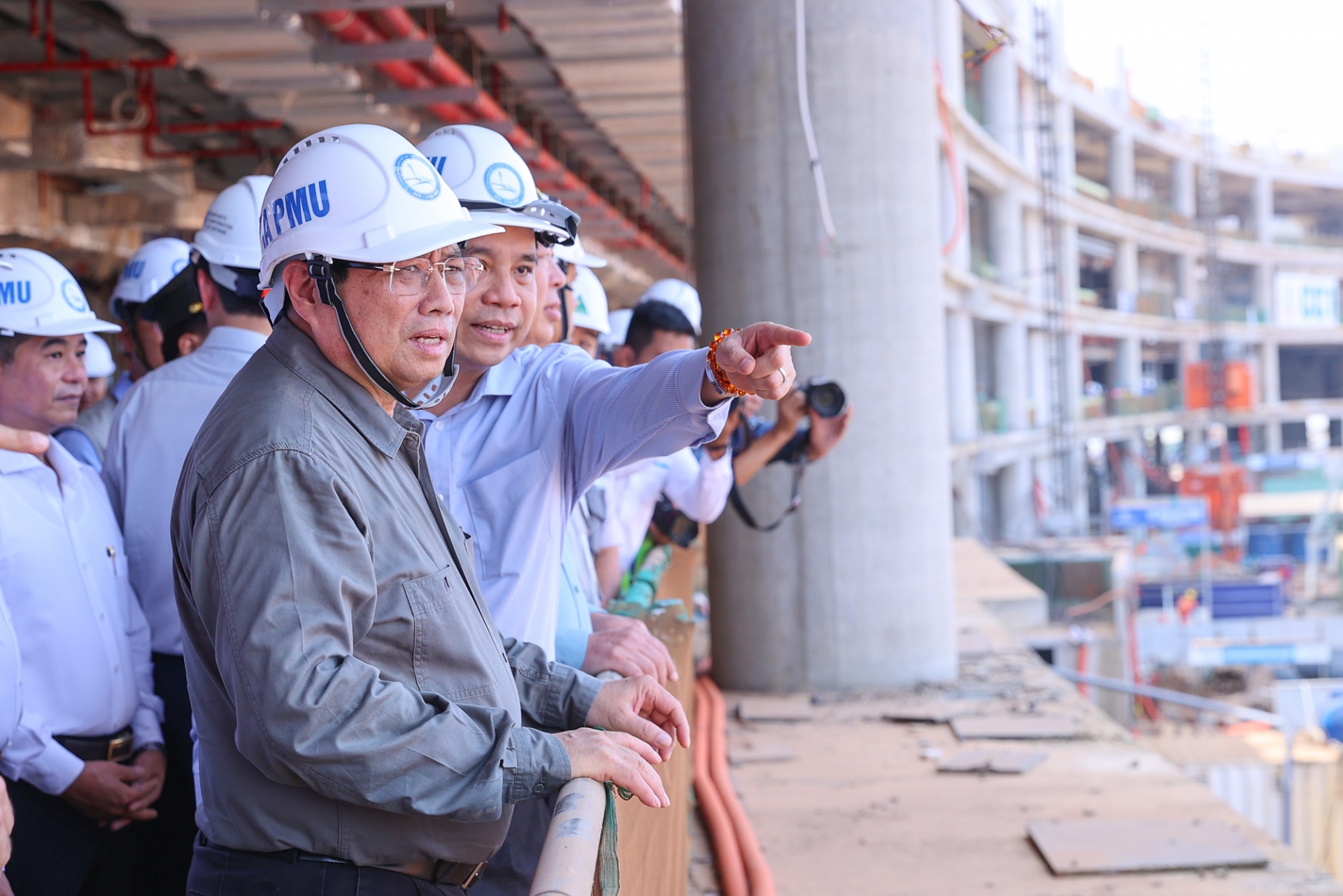   Thủ tướng yêu cầu trong tuần tới, Đồng Nai họp với các bộ, ngành, chủ đầu tư, nhà thầu để giải quyết dứt điểm các vướng mắc về việc cấp nguyên vật liệu trên tinh thần cung cấp trực tiếp cho các nhà thầu, không qua trung gian - Ảnh: VGP
