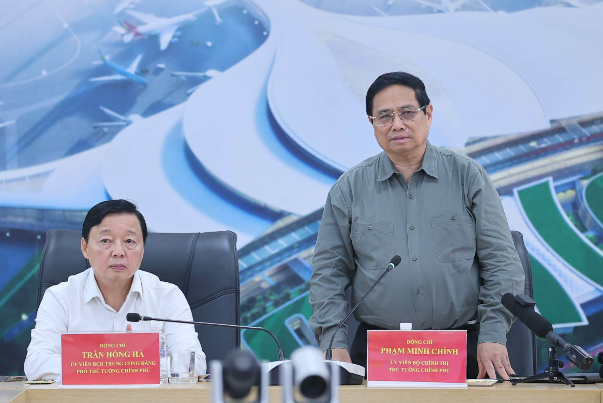   Thủ tướng yêu cầu các bộ, ngành, địa phương, đơn vị và ACV khẩn trương thực hiện chỉ đạo của Thủ tướng Chính phủ tại cuộc họp ngày 25/1 và theo chức năng, nhiệm vụ, quyền hạn; rà soát, xây dựng lại đường găng tiến độ theo mục tiêu để triển khai công việc - Ảnh: VGP