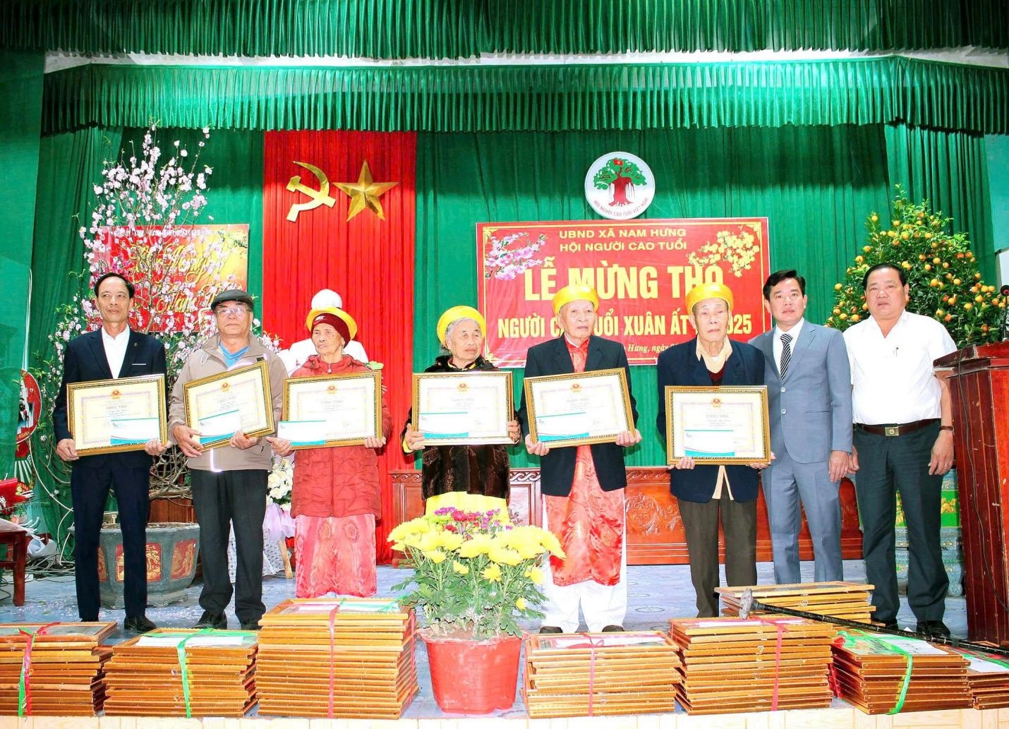 Đồng chí Bùi Văn Xuân, Bí thư Đảng ủy, chủ tịch Hội đồng nhân dân xã Nam Hưng & ông Nguyễn Văn Tính phóng viên Tạp chí Sức khỏe & Môi trường trao quà cho các cụ 90 tuổi Đồng chí Bùi Văn Xuân, Bí thư Đảng ủy, chủ tịch Hội đồng nhân dân xã Nam Hưng & ông Nguyễn Văn Tính phóng viên Tạp chí Sức khỏe & Môi trường trao quà cho các cụ 90 tuổi