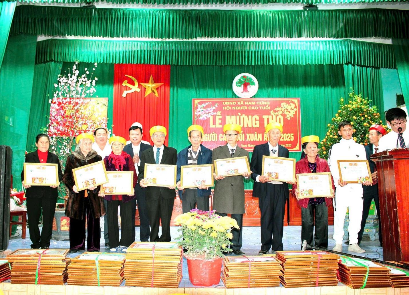 Đồng chí Nguyễn Văn Phiêm, chủ tịch Ủy ban nhân dân xã Nam Hưng & ông Nguyễn Văn Tính phóng viên Tạp chí Sức khỏe & Môi trường tặng quà cho các cụ 85 tuổi Đồng chí Nguyễn Văn Phiêm, chủ tịch Ủy ban nhân dân xã Nam Hưng & ông Nguyễn Văn Tính phóng viên Tạp chí Sức khỏe & Môi trường tặng quà cho các cụ 85 tuổi