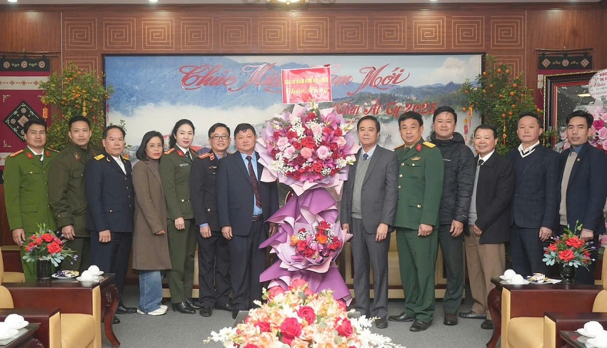 Các cơ quan, đơn vị tặng hoa chúc mừng Thị uỷ Sa Pa nhân kỷ niệm 95 năm thành lập Đảng Cộng sản Việt Nam