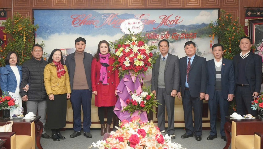 Các cơ quan, đơn vị tặng hoa chúc mừng Thị uỷ Sa Pa nhân kỷ niệm 95 năm thành lập Đảng Cộng sản Việt Nam