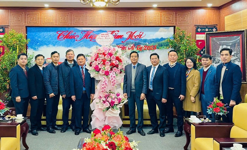 Các cơ quan, đơn vị tặng hoa chúc mừng Thị uỷ Sa Pa nhân kỷ niệm 95 năm thành lập Đảng Cộng sản Việt Nam