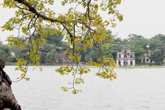 Thủ đô Hà Nội sáng có mưa nhỏ, mưa phùn và sương mù rải rác, trưa chiều hửng nắng