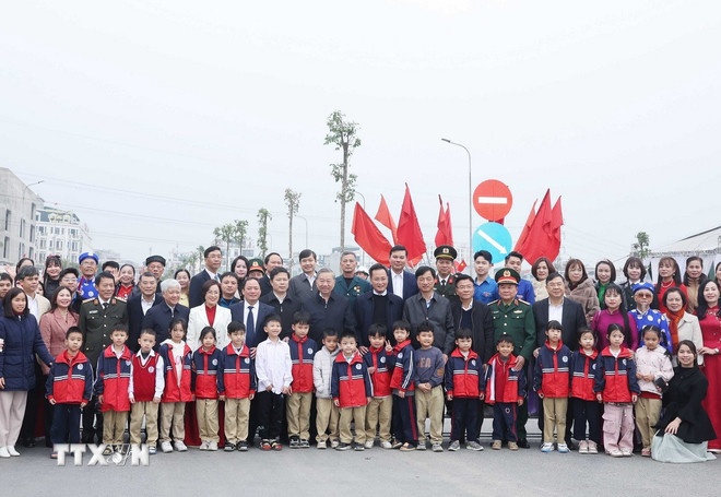   Tổng Bí thư Tô Lâm với cán bộ và nhân dân thị xã Mỹ Hào tại lễ phát động. Ảnh: TTXVN