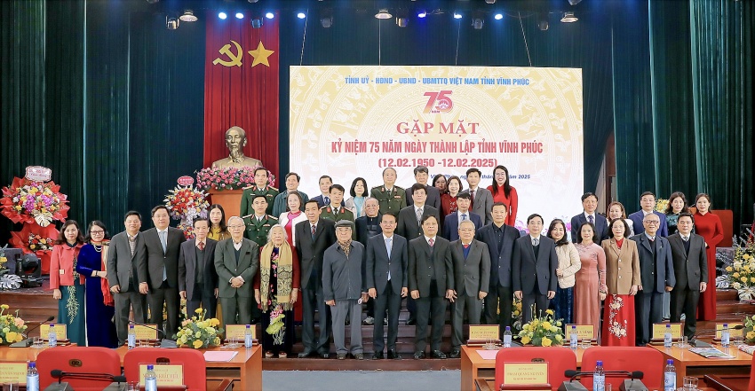 Bí thư Tỉnh ủy Đặng Xuân Phong, Phó Bí thư Thường trực Tỉnh ủy Bùi Huy Vĩnh, Chủ tịch UBND tỉnh Trần Duy Đông chụp ảnh lưu niệm cùng các đại biểu.