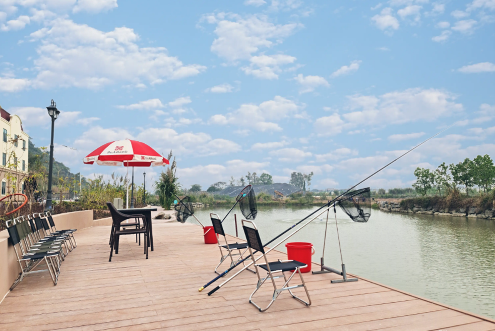 Những người đam mê câu cá hoàn toàn thư giãn và tận hưởng sở thích của mình tại hồ Huyền Thoại.