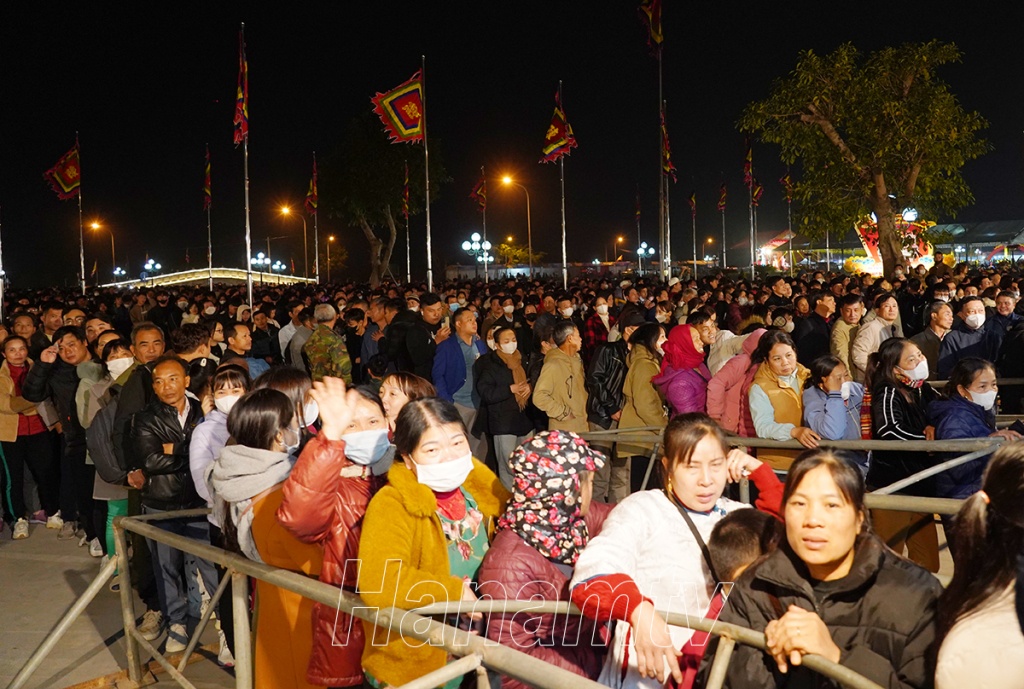 Hàng nghìn người dân địa phương và du khách khắp nơi đã đến với lễ Phát lương đền Trần Thương với mong muốn một năm đủ đầy, hạnh phúc.