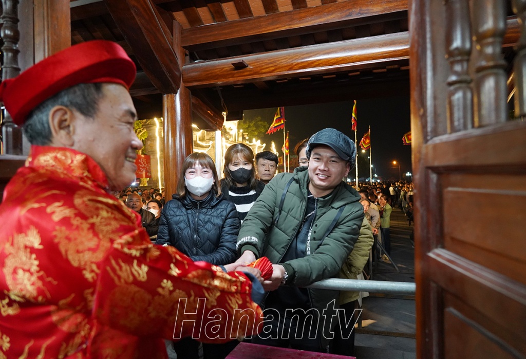 Du khách này rất phấn khởi khi là người đầu tiên được nhận túi lương của Đức Thánh Trần Đền Trần Thương.