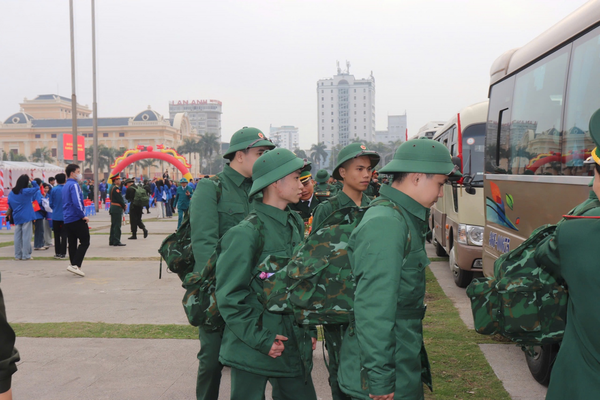 Các thanh niên lên đường nhập ngũ thể hiện tinh thần nhiệt huyết của tuổi trẻ, với quyết tâm hoàn thành nhiệm vụ của tổ quốc