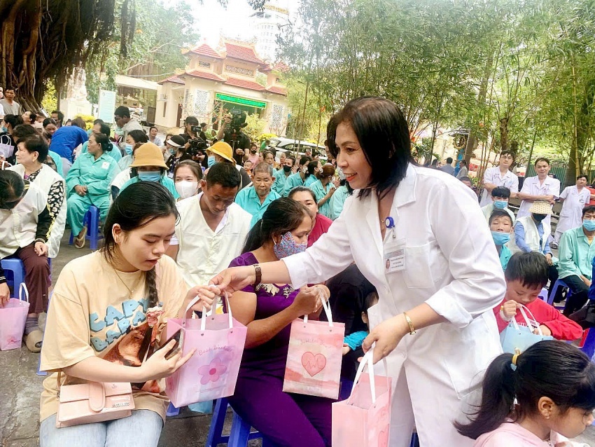 Quà âm nhạc, mang yêu thương đến với bệnh nhân