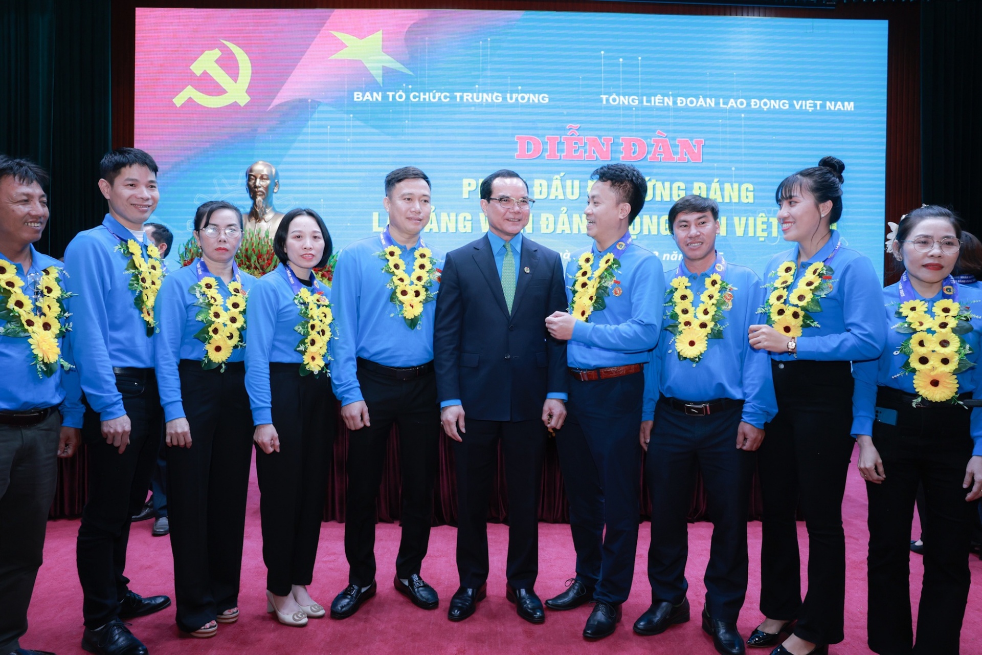 Chủ tịch Tổng LĐLĐVN Nguyễn Đình Khang (thứ 5, từ phải sang) giao lưu với các công nhân lao động tiêu biểu là đảng viên Đảng Cộng sản Việt Nam Chủ tịch Tổng LĐLĐVN Nguyễn Đình Khang (thứ 5, từ phải sang) giao lưu với các công nhân lao động tiêu biểu là đảng viên Đảng Cộng sản Việt Nam
