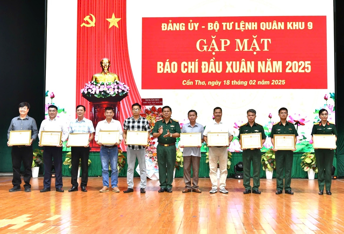 Quân khu 9 tặng Bằng khen cho 17 tập thể và cá nhân trong công tác phối hợp tuyên truyền