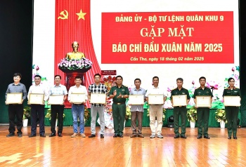 quan khu 9 tang bang khen cho 17 tap the va ca nhan trong cong tac phoi hop tuyen truyen