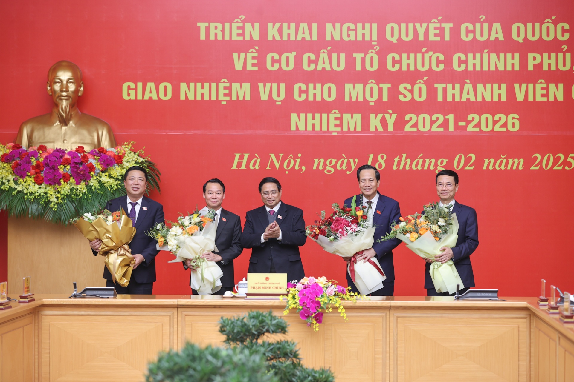   Thủ tướng tặng hoa chúc mừng Bộ trưởng Bộ Xây dựng Trần Hồng Minh, Bộ trưởng Bộ Khoa học và Công nghệ Nguyễn Mạnh Hùng, Bộ trưởng Bộ Dân tộc và Tôn giáo Đào Ngọc Dung, Bộ trưởng Bộ Nông nghiệp và Môi trường Đỗ Đức Duy - Ảnh: VGP