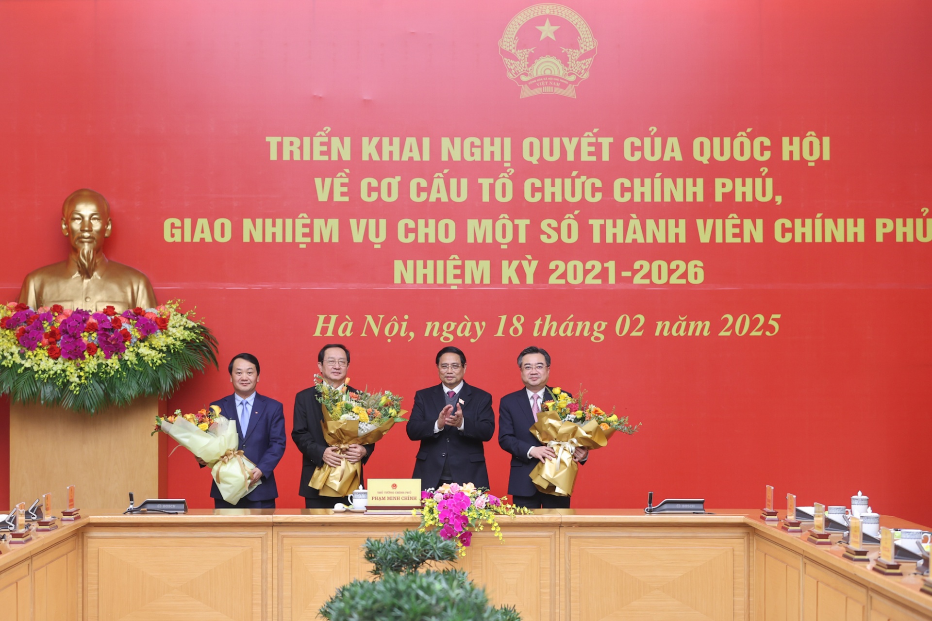   Thủ tướng tặng hoa chúc mừng các đồng chí Huỳnh Thành Đạt, Hầu A Lềnh, Nguyễn Thanh Nghị được phân công công tác quan trọng khác - Ảnh: VGP
