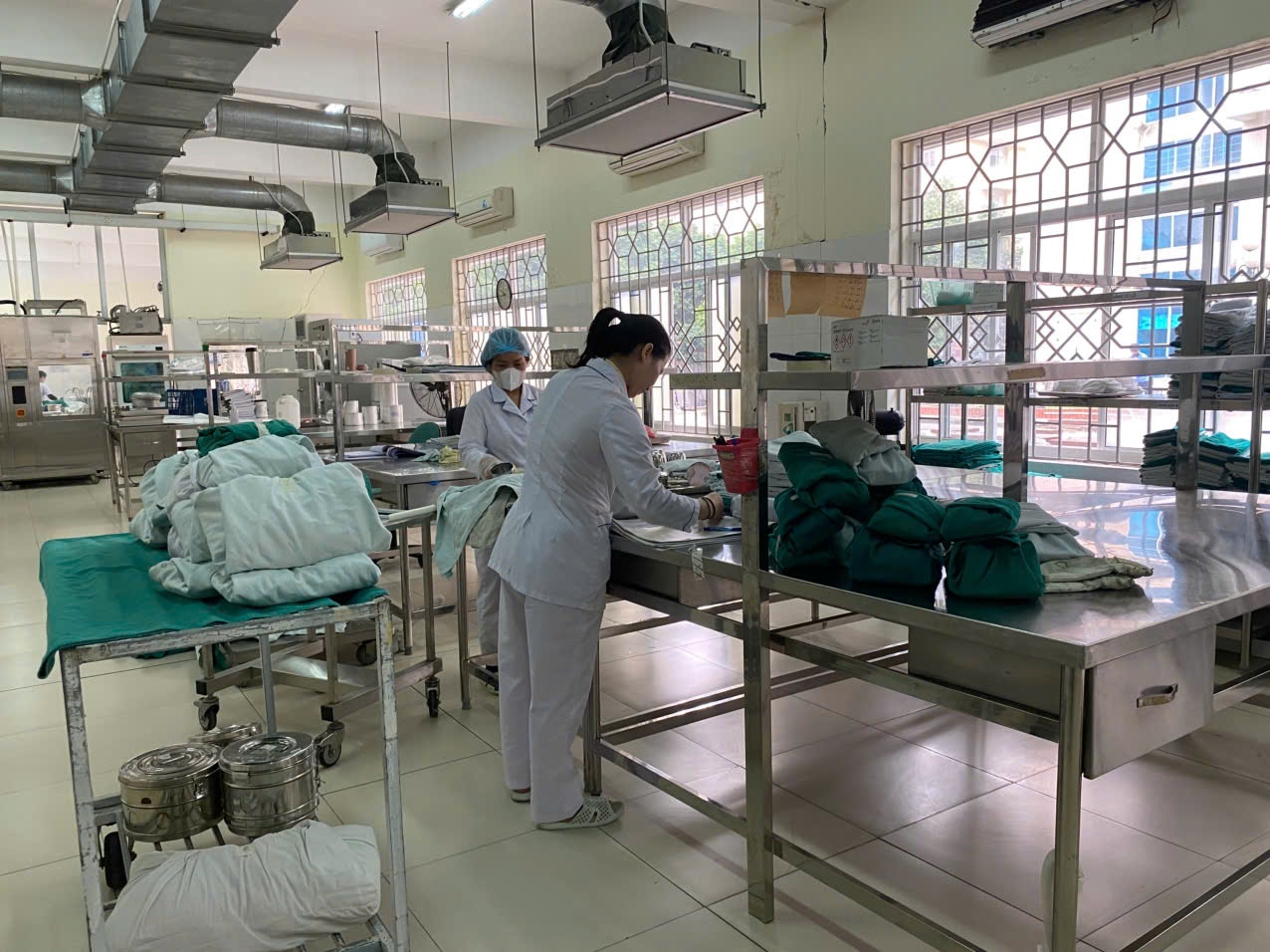 Đối với chất thải được phép tái chế bệnh viện thực hiện theo đúng qui định của thông tư 20/2021 TT-BYT ngày 26/11/2024 phân loại thu gom vận chuyển hàng ngày về kho chứa chất thải tái chế giao cho khoa KSNK trực tiếp quản lý.