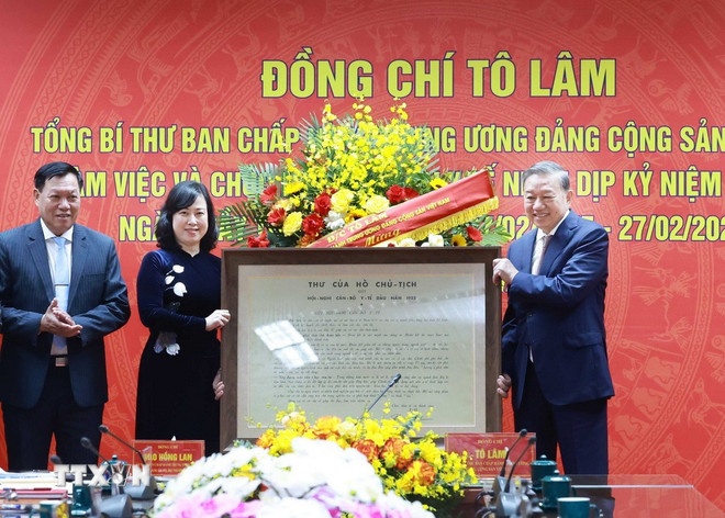   Tổng Bí thư Tô Lâm tặng Thư của Chủ tịch Hồ Chí Minh gửi Hội nghị cán bộ y tế đầu năm 1955. (Ảnh: TTXVN)