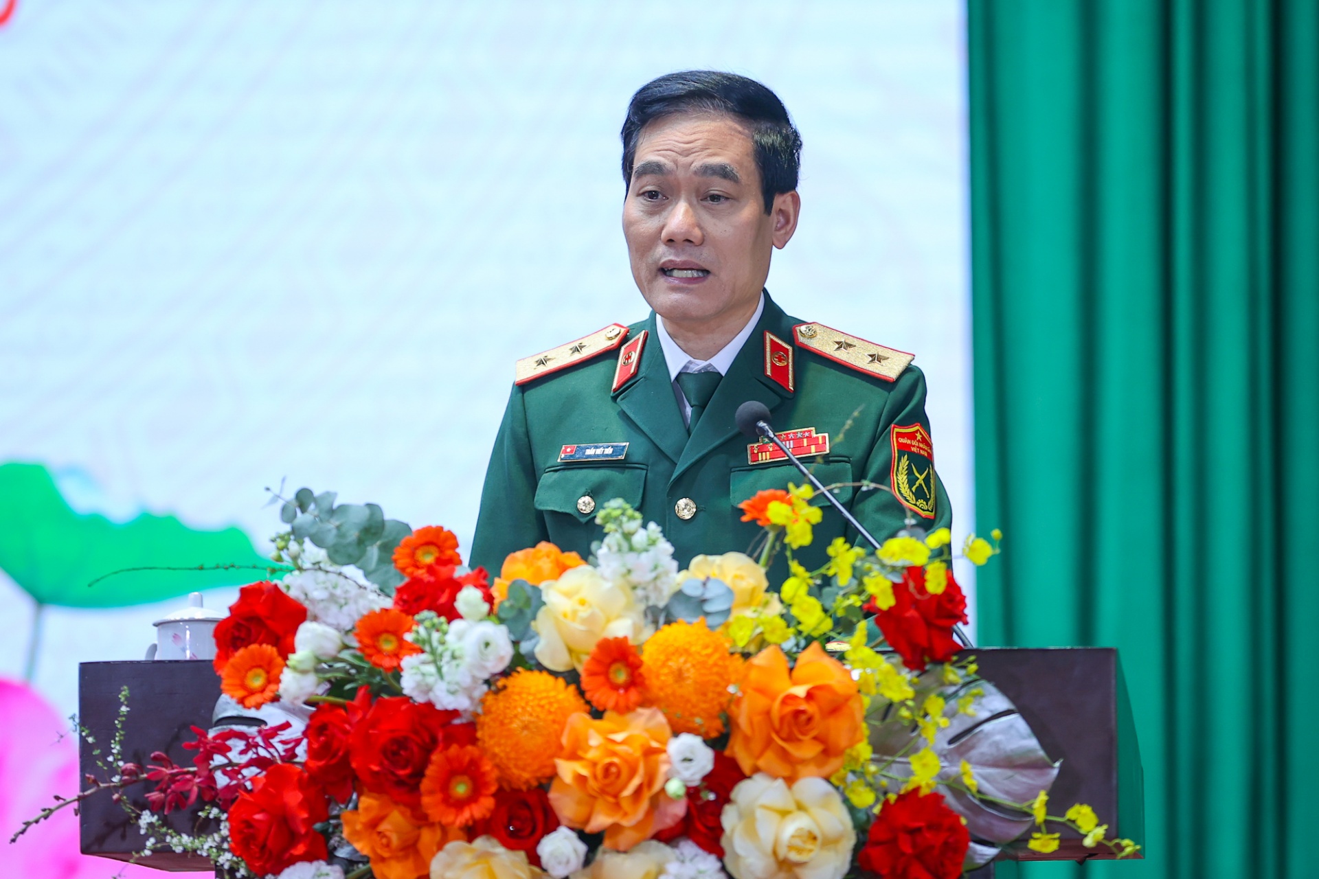   Trung tướng, GS. TS. Trần Viết Tiến, Giám đốc Học viện Quân y báo cáo tại buổi gặp mặt - Ảnh: VGP