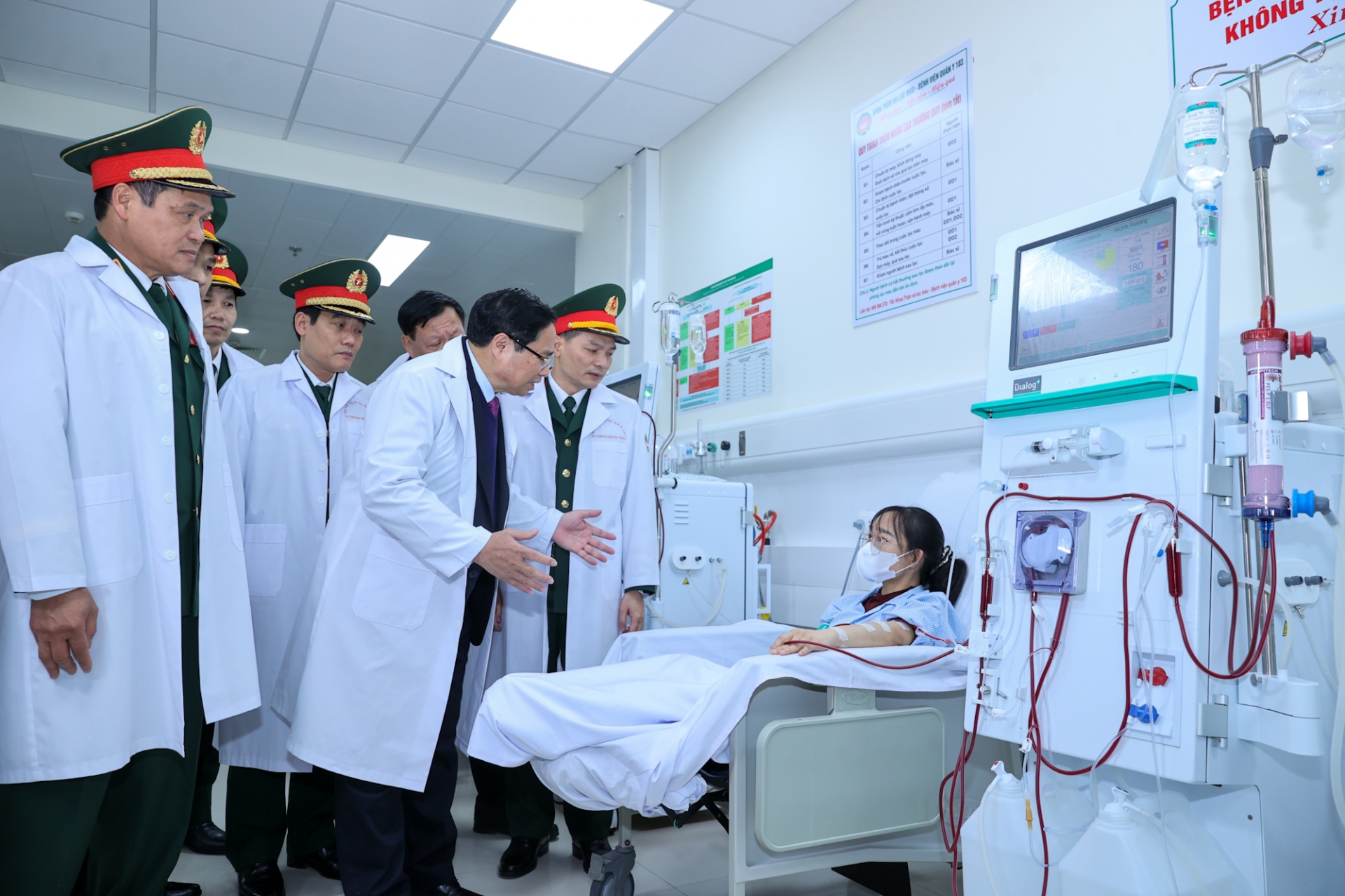   Thủ tướng thăm hỏi người bệnh tại Khoa lọc máu của Bệnh viện 103 - Ảnh: VGP