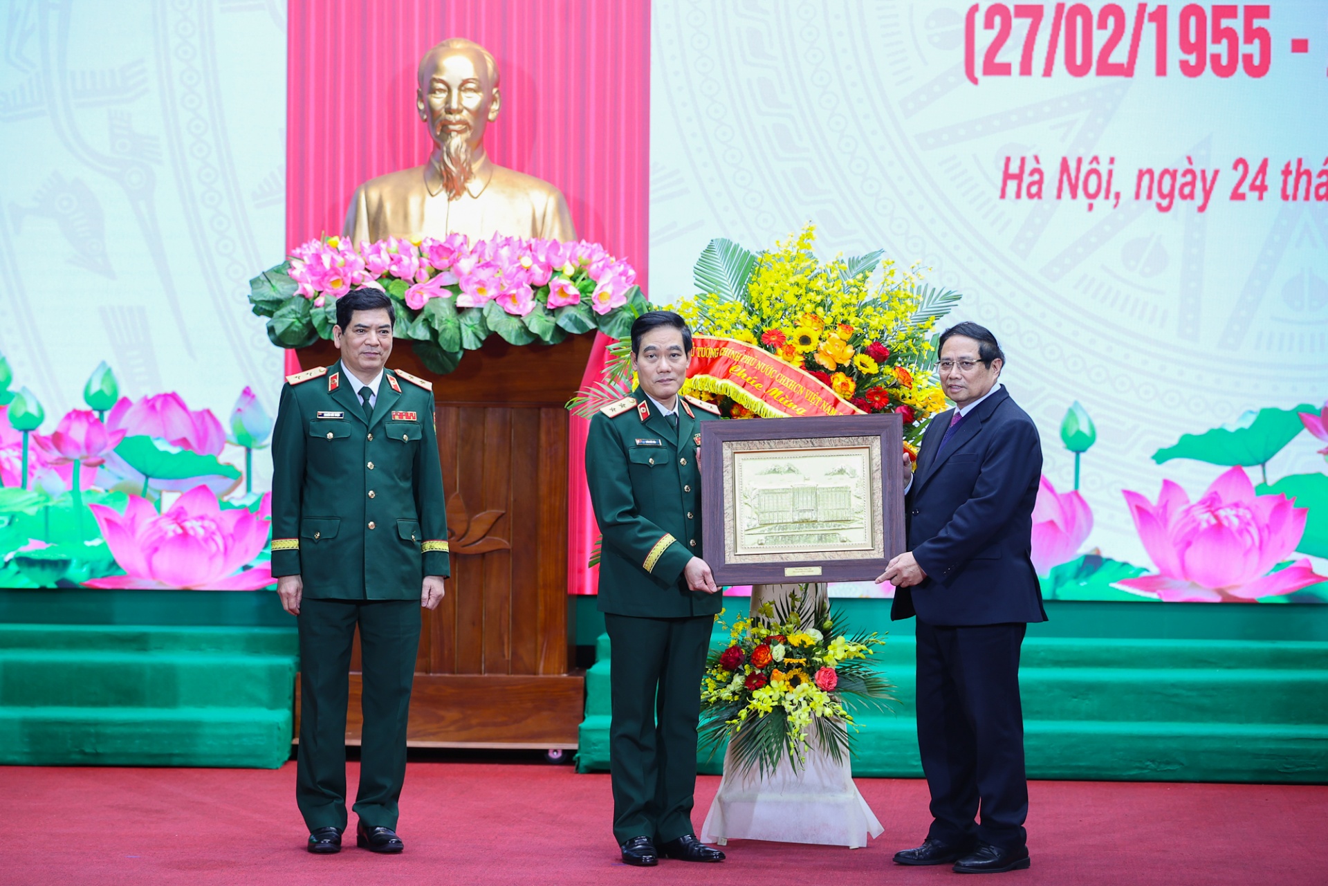   Thủ tướng tặng quà Học viện Quân y nhân kỷ niệm 70 năm Ngày Thầy thuốc Việt Nam (27/2/1955 – 27/2/2025) - Ảnh: VGP