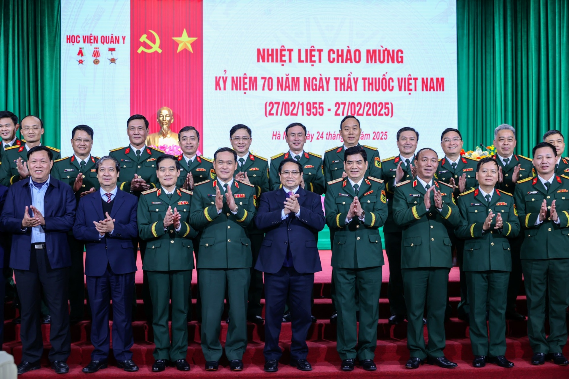   Thủ tướng và Ban lãnh đạo Học viện Quân y - Ảnh: VGP