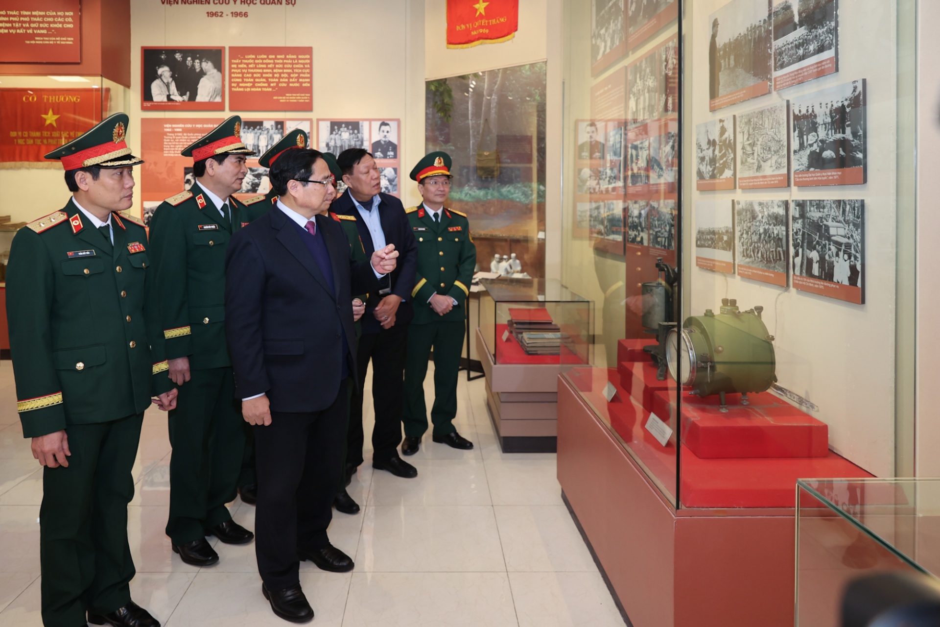   Thủ tướng thăm Phòng truyền thống của Học viện Quân y - Ảnh: VGP