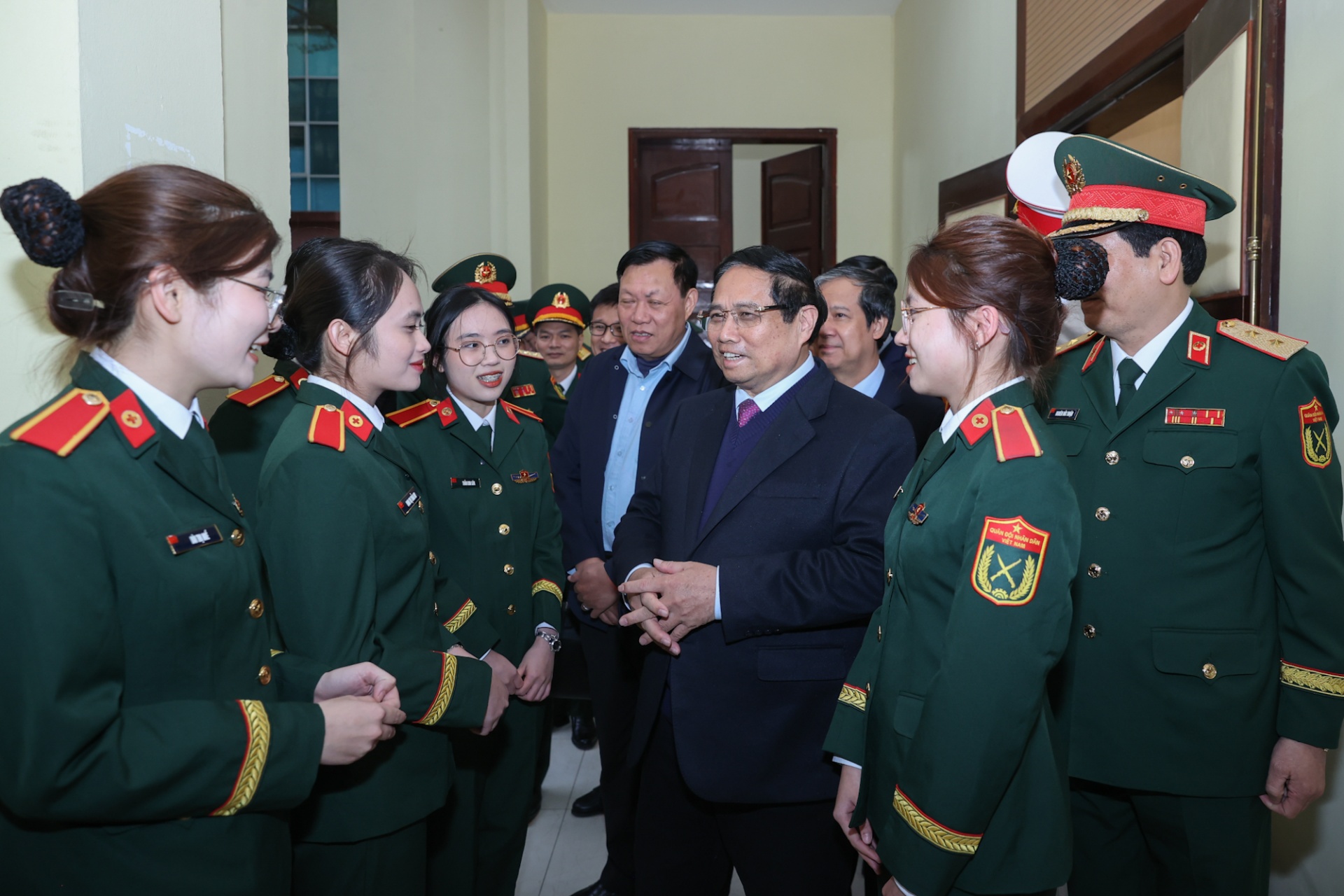  Thủ tướng trò chuyện với các sinh viên, học viên Học viện Quân y - Ảnh: VGP
