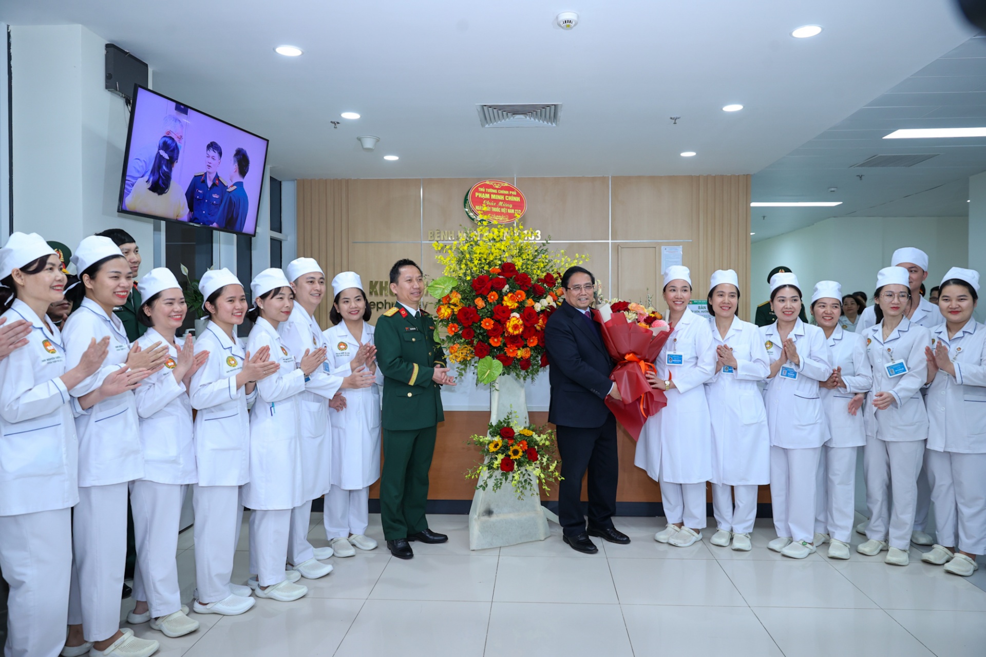  Thủ tướng tặng hoa chúc mừng các y bác sĩ Bệnh viện 103 nhân kỷ niệm 70 năm Ngày Thầy thuốc Việt Nam (27/2/1955 – 27/2/2025) - Ảnh: VGP/Nhật Bắc