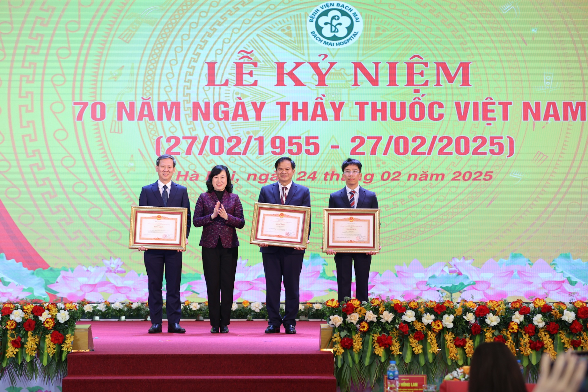 Bộ trưởng Bộ Y tế Đào Hồng Lan trao Bằng khen của Thủ tướng Chính phủ cho Tập thể Bệnh viện Bạch Mai; PGS.TS. Mai Duy Tôn - Giám đốc Trung tâm Đột quỵ Bệnh viện Bạch Mai; PGS.TS. Đỗ Đào Vũ - Phó Giám đốc Trung tâm Phục hồi chức năng Bệnh viện Bạch Mai - Ảnh: VGP