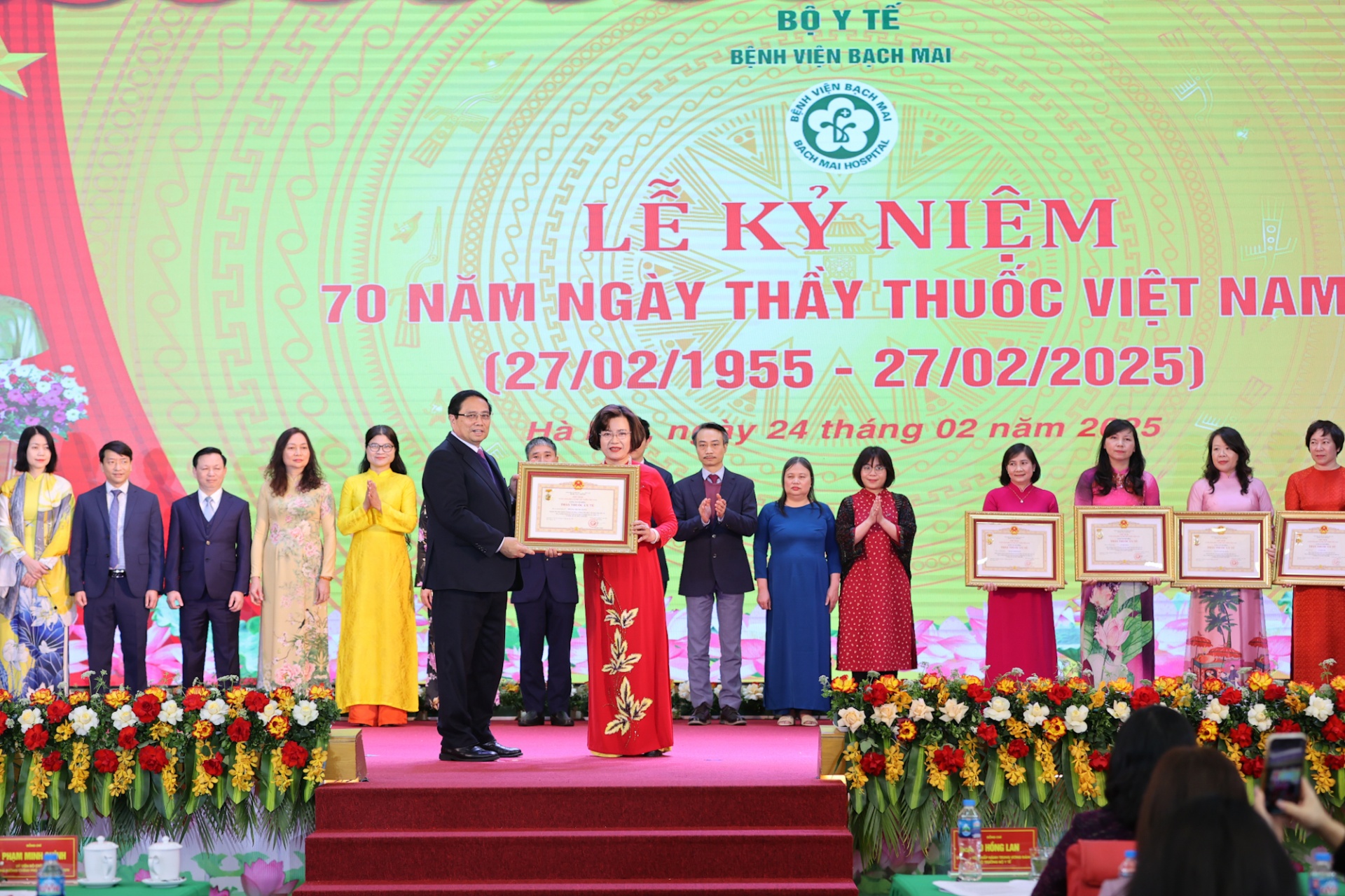 Thủ tướng trao danh hiệu Thầy thuốc Ưu tú cho 25 cá nhân thuộc Bệnh viện Bạch Mai - Ảnh: VGP