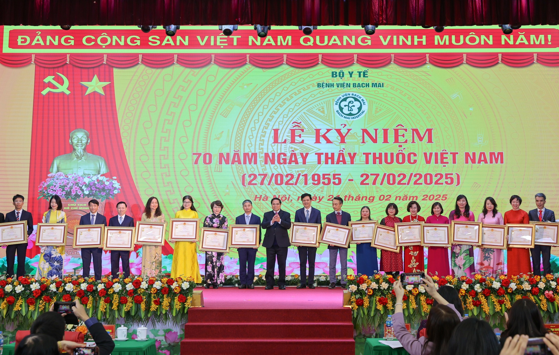 25 bác sĩ của Bệnh viện Bạch Mai đón nhận danh hiệu Thầy thuốc Ưu tú - Ảnh: VGP