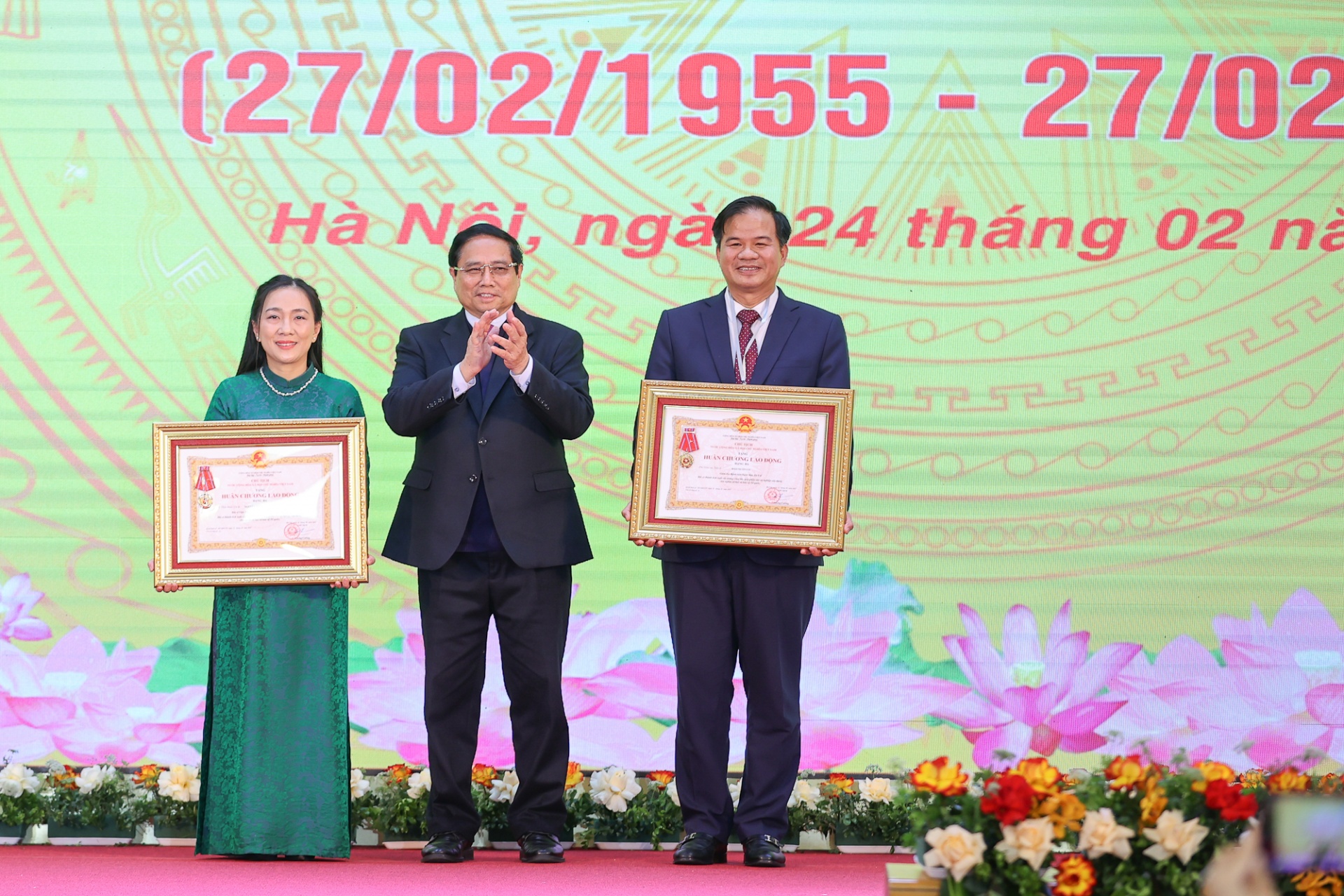 Thủ tướng trao Huân chương Lao động hạng Ba cho PGS.TS. Đào Xuân Cơ - Bí thư Đảng uỷ, Giám đốc Bệnh viện và TS. Nguyễn Thị Mai Ngọc - Bác sĩ Viện Tim mạch Bệnh viện - Ảnh: VGP