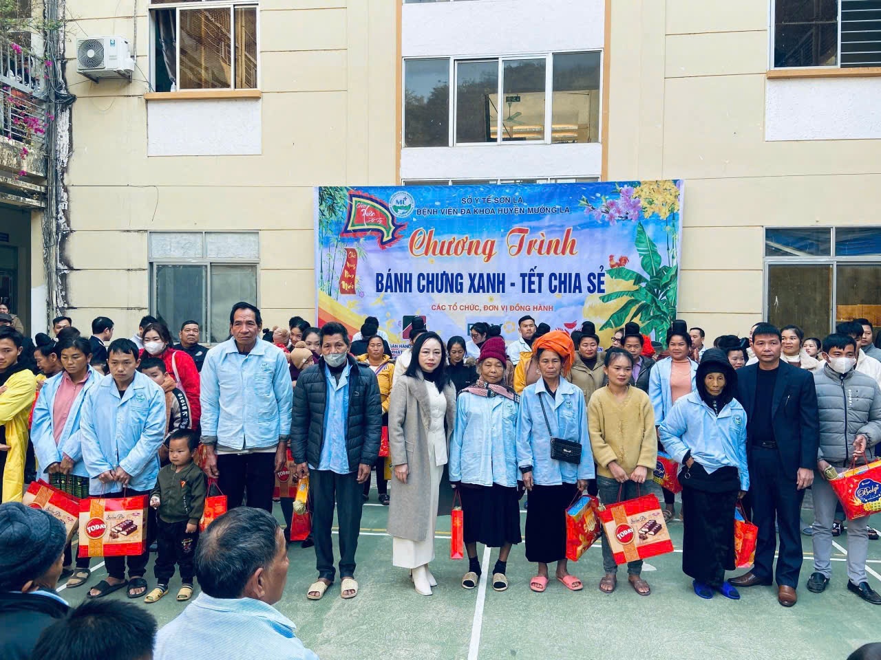 Mỗi món quà đều lan tỏa yêu thương giúp các bệnh nhân yên tâm chữa bệnh. Mỗi món quà đều lan tỏa yêu thương giúp các bệnh nhân yên tâm chữa bệnh.