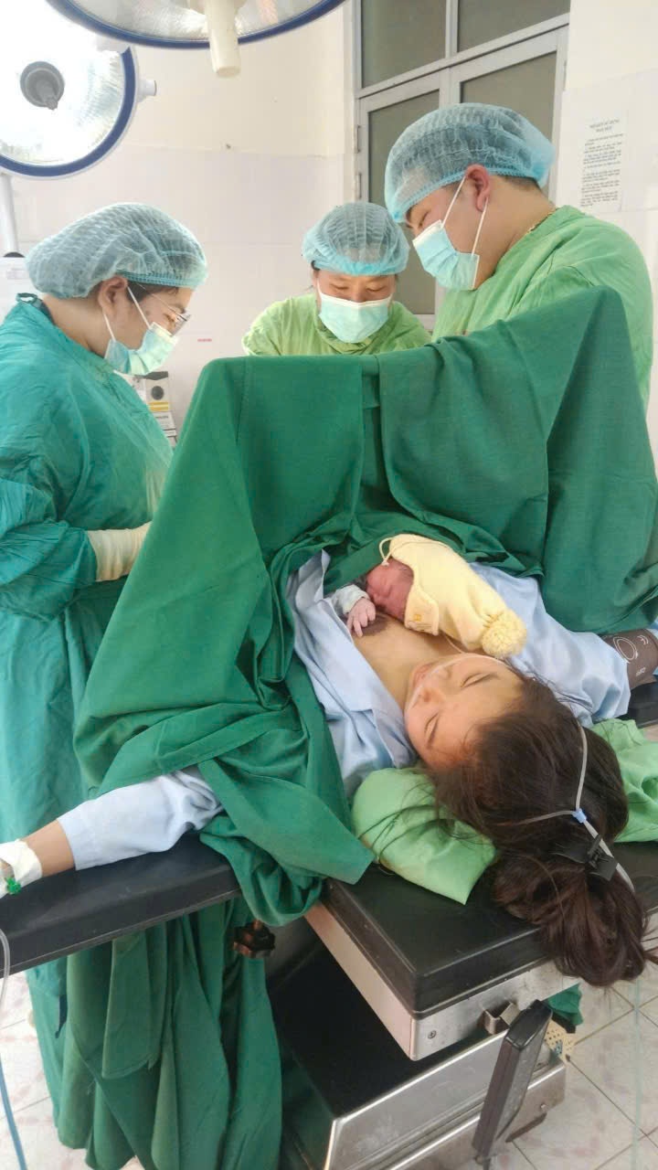 Các bác sĩ mổ đẻ lấy thai lần 3 cho bệnh nhân. Các bác sĩ mổ đẻ lấy thai lần 3 cho bệnh nhân.