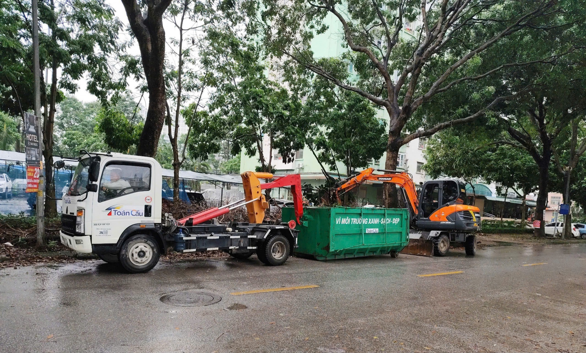 Hàng chục nghìn cây xanh bị đổ trong trận bão Yagi khiến đường phố rác thải tràn lan, công ty đã cắt cử phương tiện và nhân lực đến hỗ trợ một số phường trên địa bàn quận Hà Đông, Hoàng Mai, Thanh Xuân và Hai Bà Trưng Hàng chục nghìn cây xanh bị đổ trong trận bão Yagi khiến đường phố rác thải tràn lan, công ty đã cắt cử phương tiện và nhân lực đến hỗ trợ một số phường trên địa bàn quận Hà Đông, Hoàng Mai, Thanh Xuân và Hai Bà Trưng