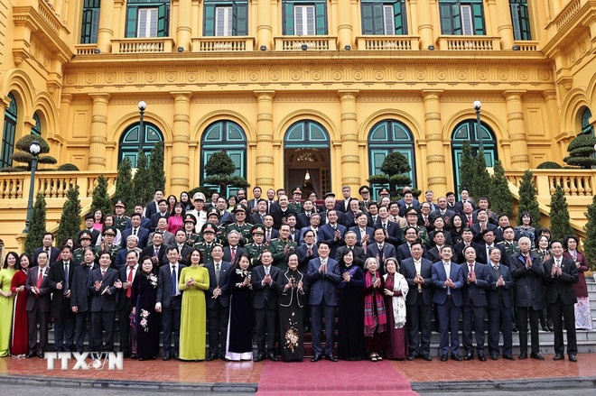   Chủ tịch nước Lương Cường với các đại biểu tiêu biểu ngành y tế. (Ảnh: TTXVN)