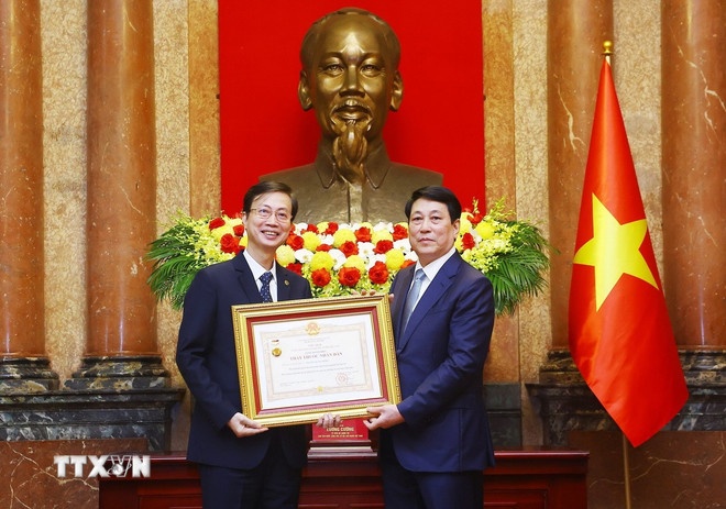   Chủ tịch nước Lương Cường trao danh hiệu Thầy thuốc nhân dân tặng Phó Giá sư, Tiến sỹ Nguyễn Quang Bình, Phó Giám đốc Bệnh viện Răng Hàm Mặt Trung ương, Bộ Y tế. (Ảnh: TTXVN)