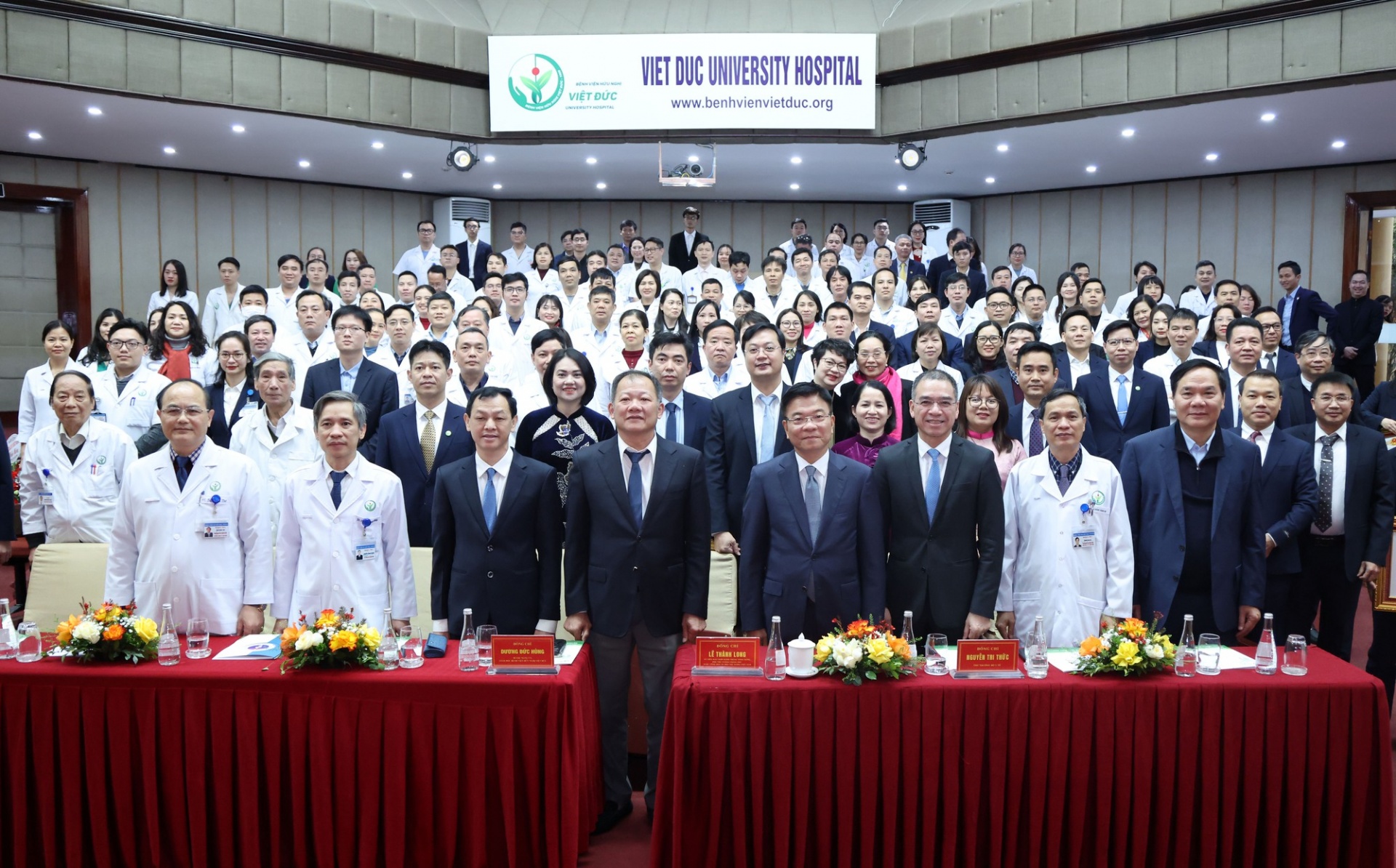 Phó Thủ tướng Lê Thành Long và các y bác sĩ, nhân viên y tế Bệnh viện Việt Đức - Ảnh: VGP Phó Thủ tướng Lê Thành Long và các y bác sĩ, nhân viên y tế Bệnh viện Việt Đức - Ảnh: VGP