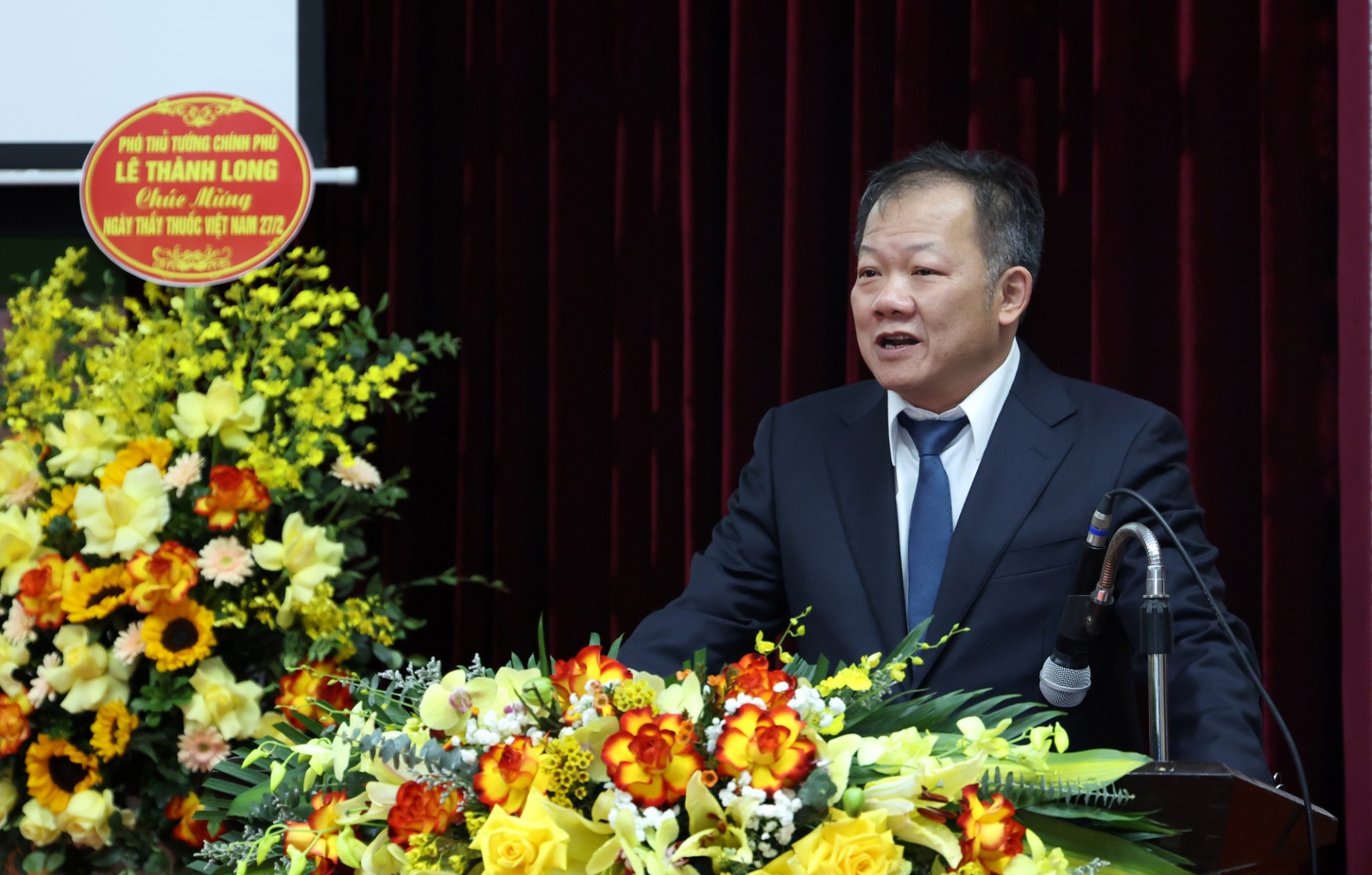 Giám đốc Bệnh viện Việt Đức Dương Đức Hùng cho biết: Năm 2024, có hơn 391.000 lượt khám bệnh tại Bệnh viện. Bệnh viện hiện không còn tình trạng bệnh nhân nằm ghép - Ảnh: VGP Giám đốc Bệnh viện Việt Đức Dương Đức Hùng cho biết: Năm 2024, có hơn 391.000 lượt khám bệnh tại Bệnh viện. Bệnh viện hiện không còn tình trạng bệnh nhân nằm ghép - Ảnh: VGP