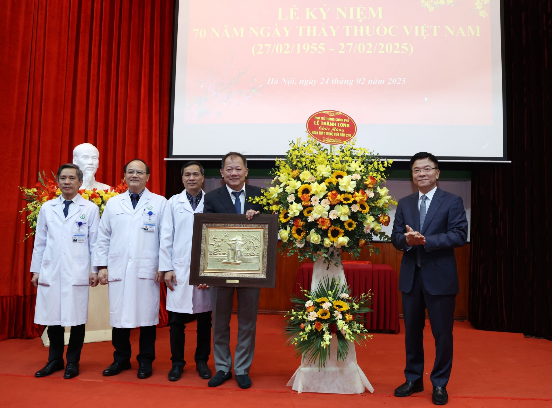 Phó Thủ tướng Lê Thành Long tặng hoa và trao quà của Thủ tướng Chính phủ tặng Bệnh viện Việt Đức - Ảnh: VGP Phó Thủ tướng Lê Thành Long tặng hoa và trao quà của Thủ tướng Chính phủ tặng Bệnh viện Việt Đức - Ảnh: VGP