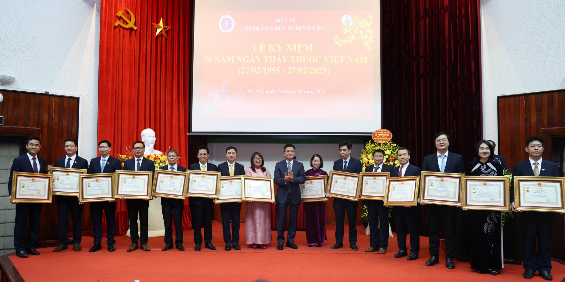 Phó Thủ tướng Lê Thành Long trao danh hiệu Thầy thuốc Ưu tú cho các bác sĩ Bệnh viện Việt Đức - Ảnh: VGP Phó Thủ tướng Lê Thành Long trao danh hiệu Thầy thuốc Ưu tú cho các bác sĩ Bệnh viện Việt Đức - Ảnh: VGP