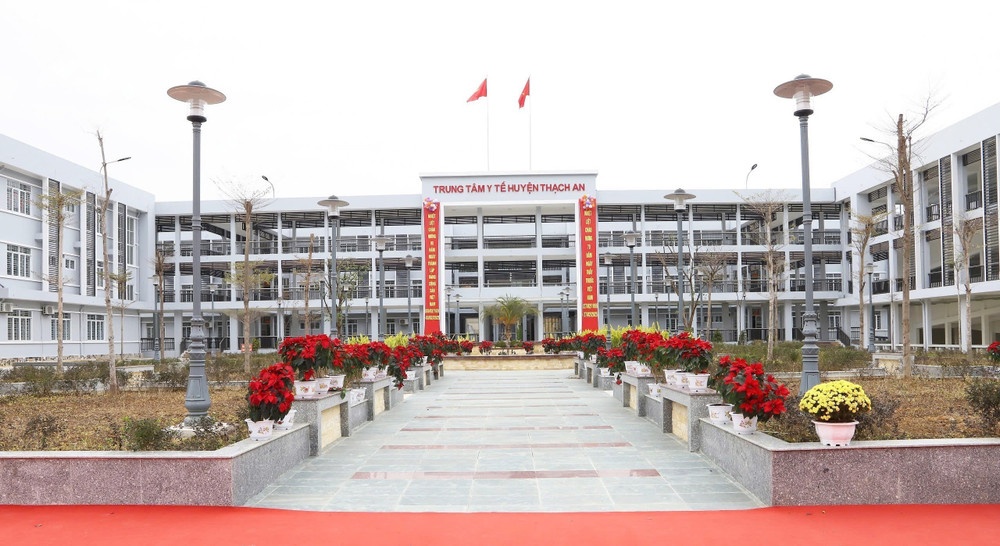 Trung tâm y tế huyện Thạch An được đầu tư xây dựng khang trang với nhiều phương tiện khám chữa bệnh hiện đại, góp phần chăm sóc tốt cho sức khỏe nhân dân địa phương. Ảnh: TTXVN