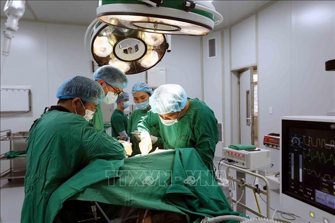 Tiến sĩ, bác sĩ Trần Hồng Vinh (bên phải) và đồng nghiệp tiến hành phẫu thuật cho bệnh nhân.