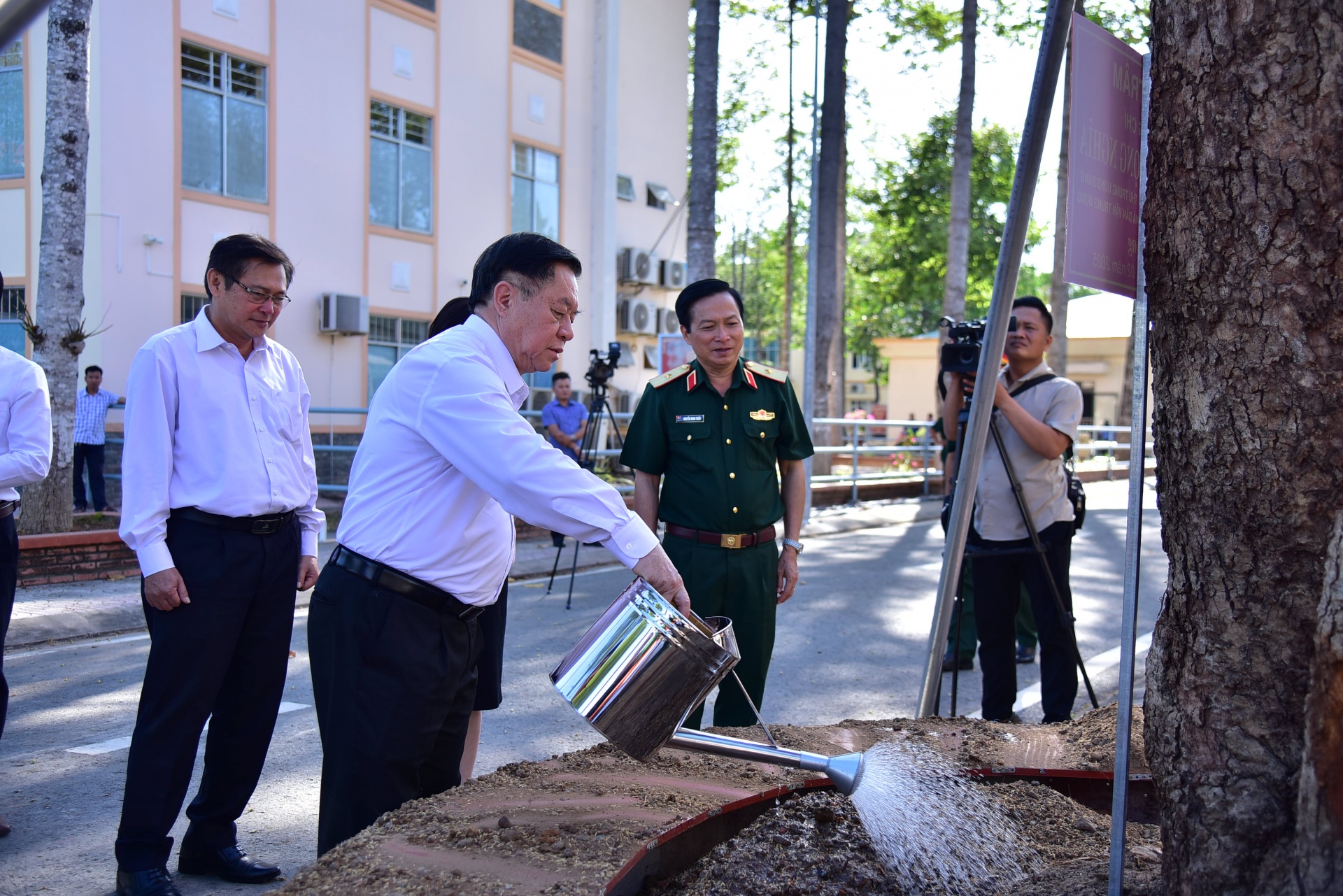 Đồng chí Nguyễn Trọng Nghĩa thăm, chúc mừng Bệnh viện Quân y 120 (Quân khu 9)
